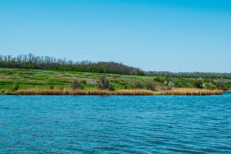 Paisajes hermosos de Rusia Región de Rostov Lugares coloridos Vegetación y ríos verdes con los lagos y los pantanos Bosques y mea imagen de archivo libre de regalías Paisajes hermosos de Rusia Región de Rostov Lugares coloridos Vegetación y ríos verdes con los lagos y los pantanos Bosques y mea imagen de archivo libre de regalías