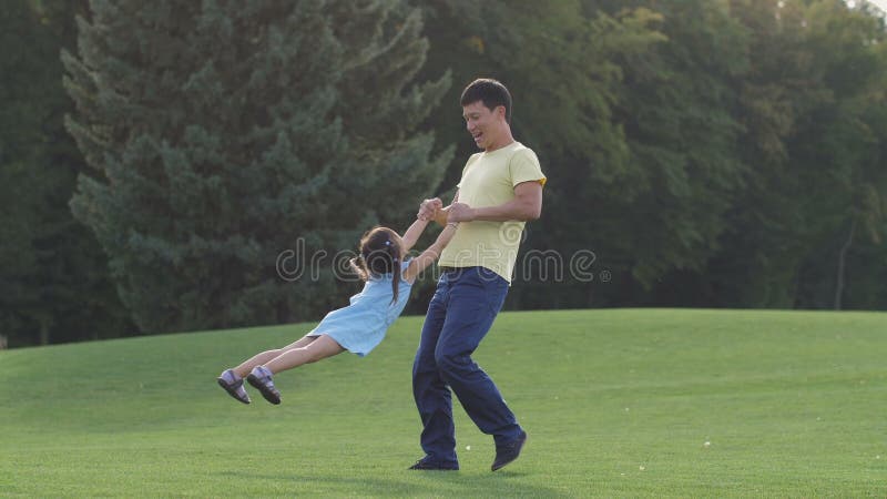 Paizinho asiático loving que joga com sua filha bonita