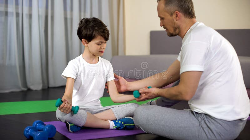 Esportivo Ensinando Garoto a Jogar Basquete Lá Fora Foto de Stock - Imagem  de atividade, objetivo: 216416036