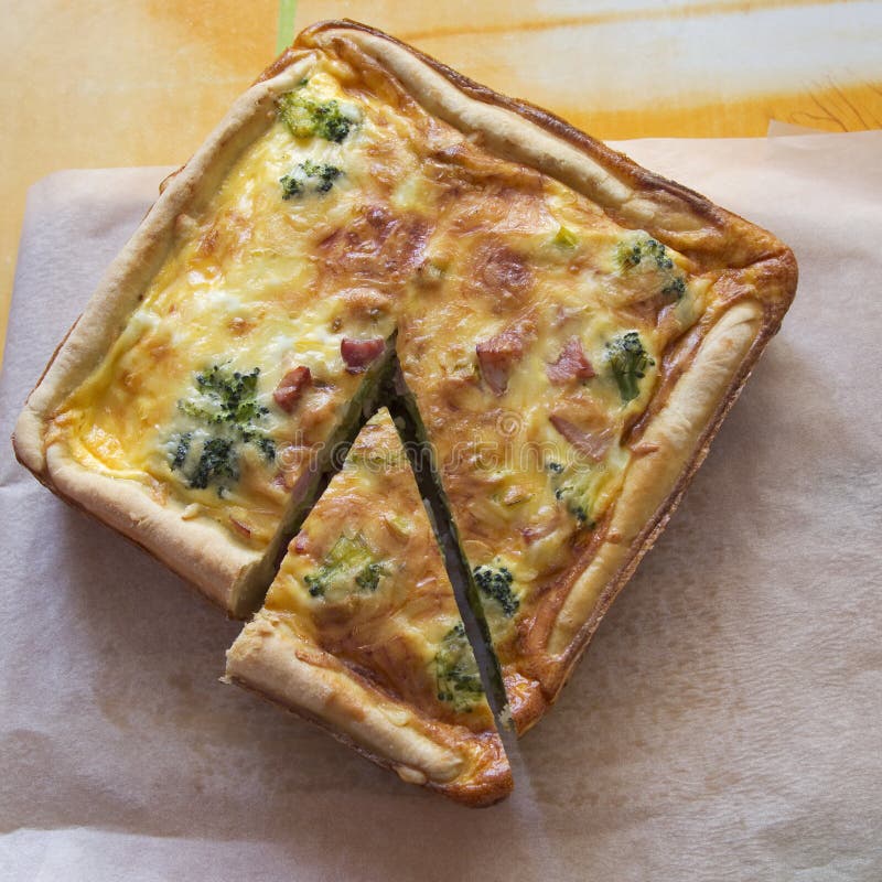 Paj Lorraine - den traditionella franskan bakar ihop med skinka, broccoli, på royaltyfri bild Paj Lorraine - den traditionella franskan bakar ihop med skinka, broccoli, på royaltyfri bild