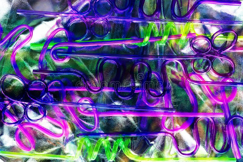 Paja plástica de neón para las bebidas Versión de moda del concepto del eco imagen de archivo Paja plástica de neón para las bebidas Versión de moda del concepto del eco imagen de archivo