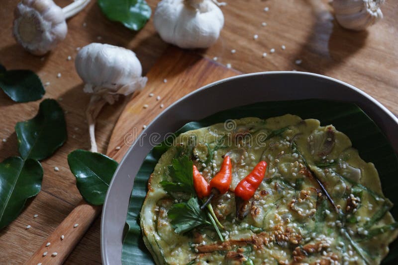 Pajeon a panqueca coreana da cebola verde imagem de stock Pajeon a panqueca coreana da cebola verde imagem de stock