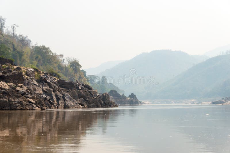 Pakbeng, Laos - breng 04 2015 in de war: Langzame bootcruise op Mekong Rive stock afbeelding Pakbeng, Laos - breng 04 2015 in de war: Langzame bootcruise op Mekong Rive stock afbeelding