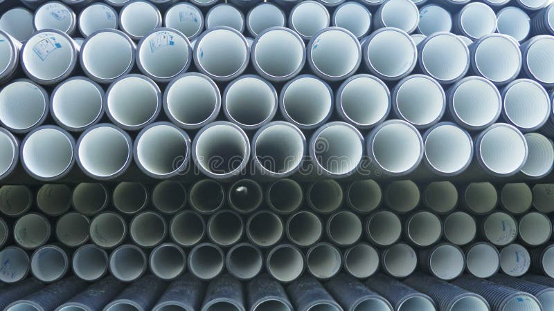 Pakhuis van de gebeëindigde plastic plaats van de pijpen industriële in openlucht opslag Vervaardiging van plastic waterpijpenfab stock foto's Pakhuis van de gebeëindigde plastic plaats van de pijpen industriële in openlucht opslag Vervaardiging van plastic waterpijpenfab stock foto's