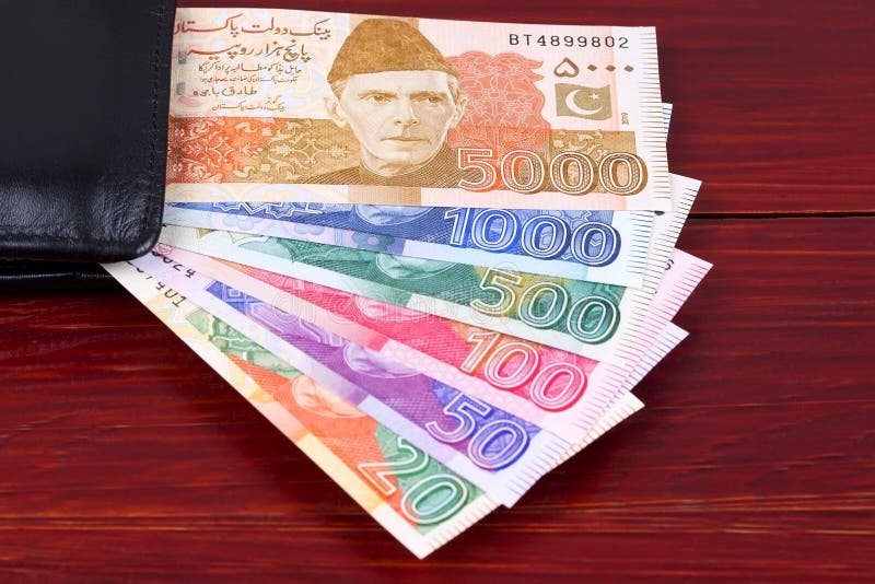 Pakistanischer Rupee in der schwarzen Brieftasche