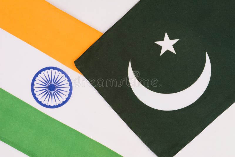 Pakistanska flaggor och Indien som diagonalt delas royaltyfri foto Pakistanska flaggor och Indien som diagonalt delas royaltyfri foto