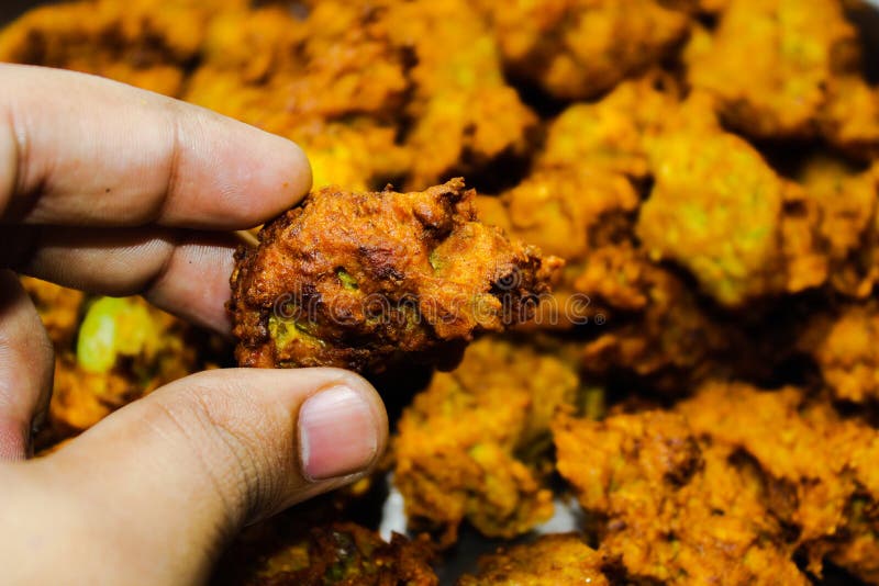 Ladoo De Coco De Alimentos Tradicionais Amarelos Tradicionais Da Índia, Com  Fundo Branco Imagem de Stock - Imagem de vegetariano, tradicional: 159022001