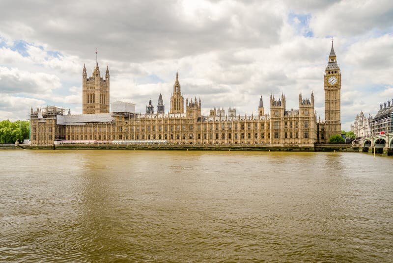 Casas Do Parlamento E Estátua Do Rei Ricardo Coração De Leão, No Bairro De  Westminster - Dia Ensolarado Com Muitos Detalhes Arquitetônicos Foto  Royalty Free, Gravuras, Imagens e Banco de fotografias. Image