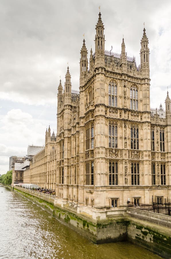 Casas Do Parlamento E Estátua Do Rei Ricardo Coração De Leão, No Bairro De  Westminster - Dia Ensolarado Com Muitos Detalhes Arquitetônicos Foto  Royalty Free, Gravuras, Imagens e Banco de fotografias. Image