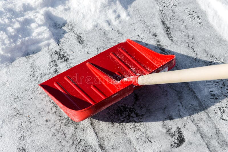 Pala della neve di schiarimento immagine stock Pala della neve di schiarimento immagine stock