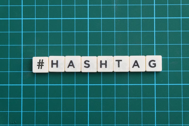Palabra de Hashtag hecha de palabra cuadrada de la letra en fondo cuadrado verde de la estera foto de archivo libre de regalías Palabra de Hashtag hecha de palabra cuadrada de la letra en fondo cuadrado verde de la estera foto de archivo libre de regalías