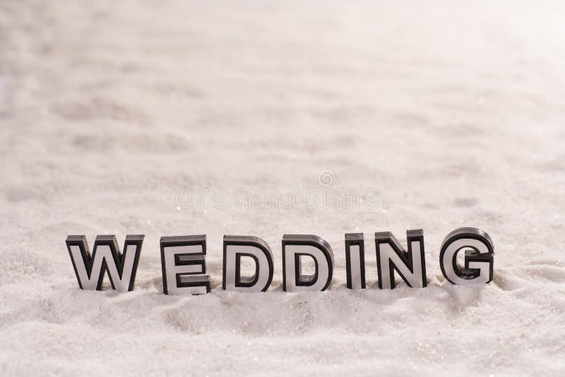 Palabra de la boda en la arena blanca fotografía de archivo libre de regalías Palabra de la boda en la arena blanca fotografía de archivo libre de regalías