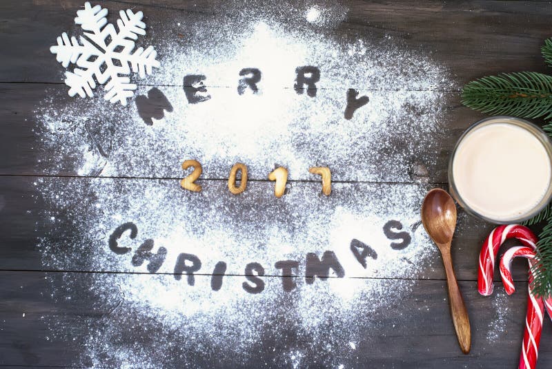 Palabra de la Feliz Navidad escrita con las letras de la galleta en tabl de madera imagen de archivo libre de regalías Palabra de la Feliz Navidad escrita con las letras de la galleta en tabl de madera imagen de archivo libre de regalías