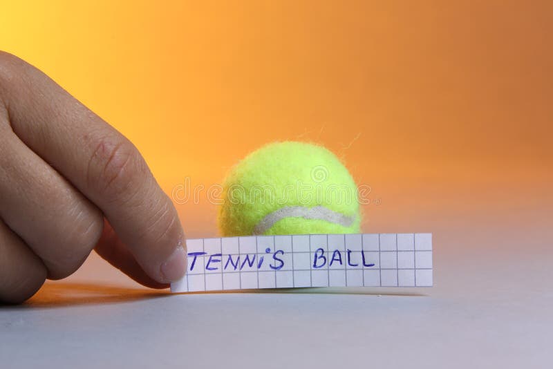Palabra de la pelota de tenis, trozo de papel fotografía de archivo libre de regalías Palabra de la pelota de tenis, trozo de papel fotografía de archivo libre de regalías