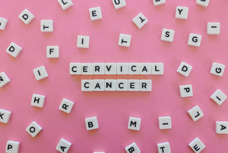 Palabra del cáncer de cuello del útero hecha de palabra cuadrada de la letra en fondo rosado