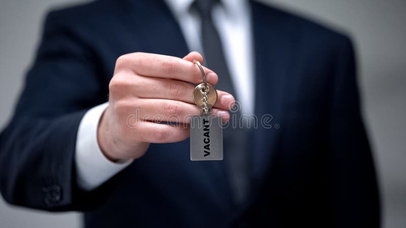 Palabra vacante en llavero en la mano del hombre de negocios, sitio disponible en el hotel, primer foto de archivo libre de regalías Palabra vacante en llavero en la mano del hombre de negocios, sitio disponible en el hotel, primer foto de archivo libre de regalías