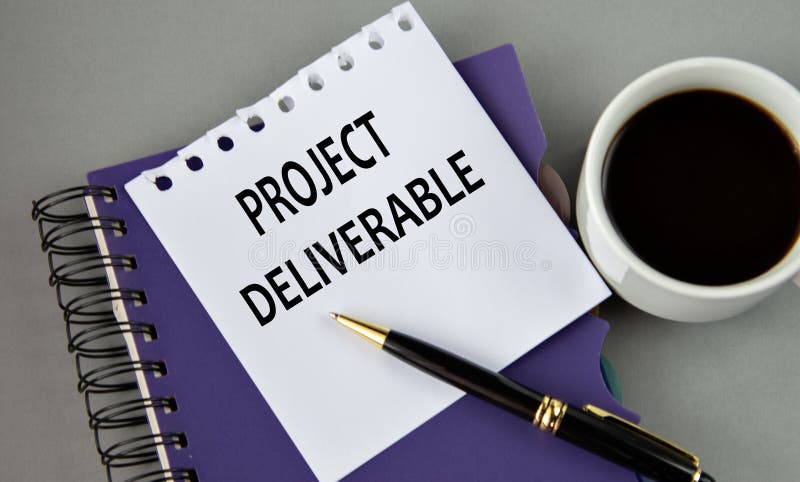 Palabras entregables del proyecto en una hoja blanca con una taza de café. concepto de información
