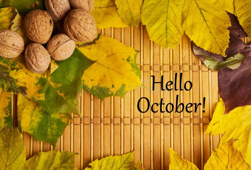 Palabras hola octubre en fondo rústico imagenes de archivo Palabras hola octubre en fondo rústico imagenes de archivo