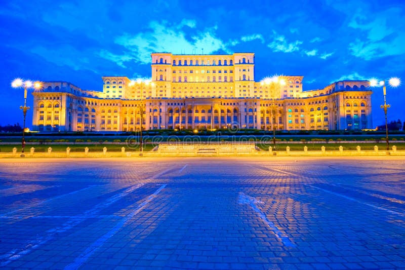 Palacio de sobre el atardecer, Bucarest, rumania.