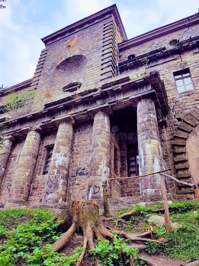 Palacio abandonado de Ksido en la ciudad de Hmilnyk, Ucrania foto de archivo Palacio abandonado de Ksido en la ciudad de Hmilnyk, Ucrania foto de archivo