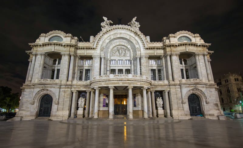 Palacio de Bellas Artes - дворец изящных искусств, ноча стоковая фотография Palacio de Bellas Artes - дворец изящных искусств, ноча стоковая фотография