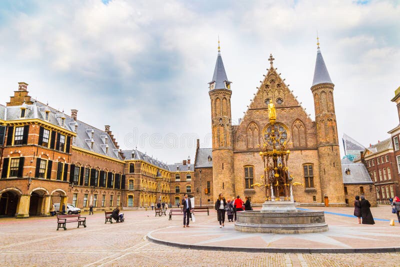 Palacio de Binnenhof, lugar del parlamento holandés en La Haya, Holanda imagenes de archivo Palacio de Binnenhof, lugar del parlamento holandés en La Haya, Holanda imagenes de archivo