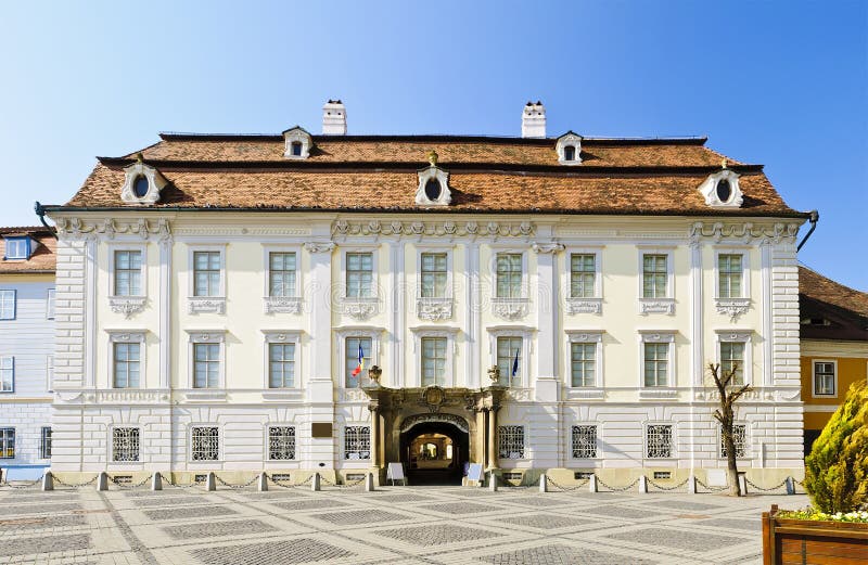 Palacio de Brukenthal en Sibiu foto de archivo Palacio de Brukenthal en Sibiu foto de archivo