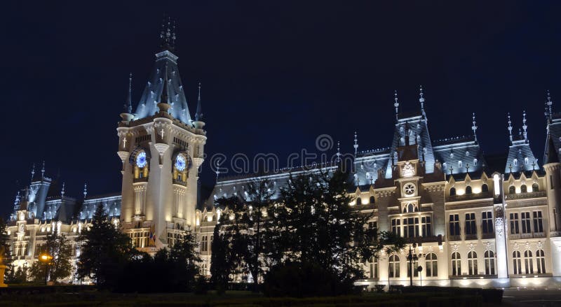 Palacio de la cultura, Iasi, opinión de la noche imagenes de archivo Palacio de la cultura, Iasi, opinión de la noche imagenes de archivo