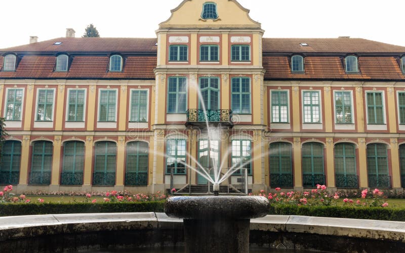 Palacio de los abades en el parque de Gdansk Oliva edificio con la fuente imagen de archivo Palacio de los abades en el parque de Gdansk Oliva edificio con la fuente imagen de archivo