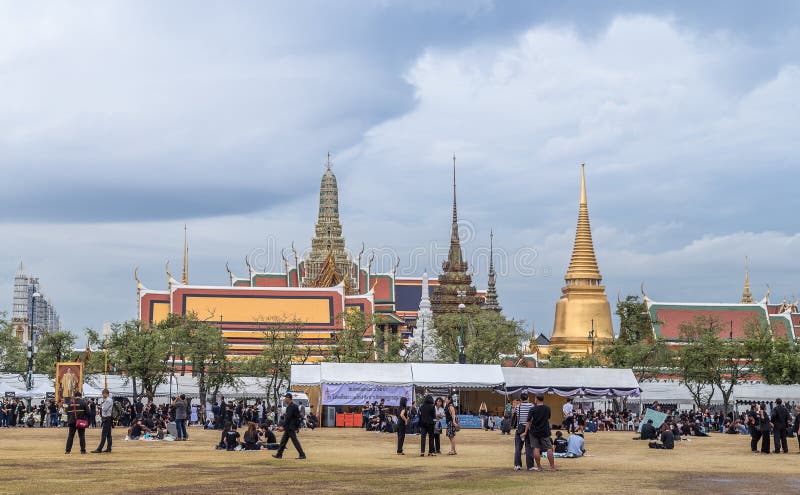 Palacio magnífico de Tailandia con la muchedumbre imagenes de archivo Palacio magnífico de Tailandia con la muchedumbre imagenes de archivo