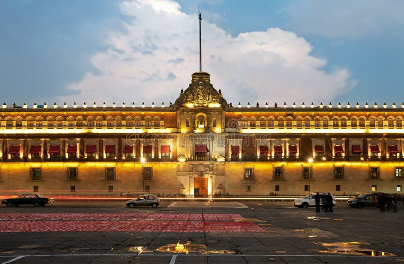 Palacio nacional iluminado en Zocalo de Ciudad de México