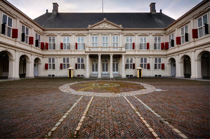 Palacio Noordeinde, La Haya Foto de archivo - Imagen de esculturas