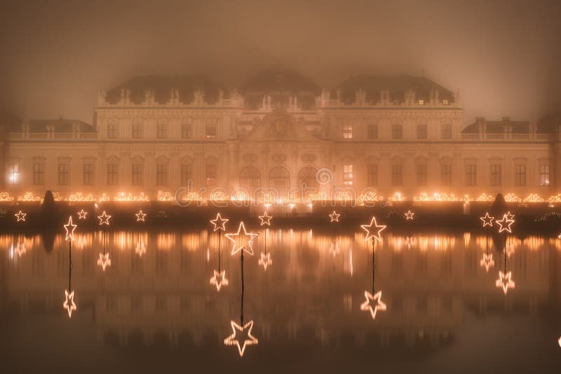 Palais de belvédère la nuit brumeux dans des lumières de Noël images libres de droits Palais de belvédère la nuit brumeux dans des lumières de Noël images libres de droits