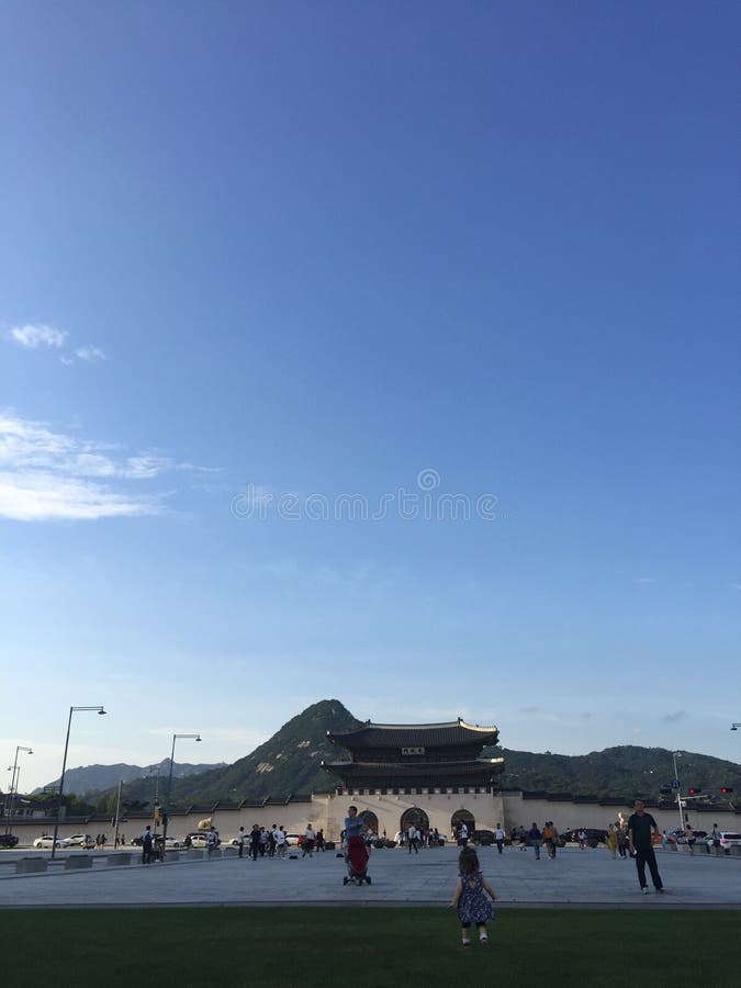 Palais de Gyeongbokgung devant la montagne photos libres de droits Palais de Gyeongbokgung devant la montagne photos libres de droits