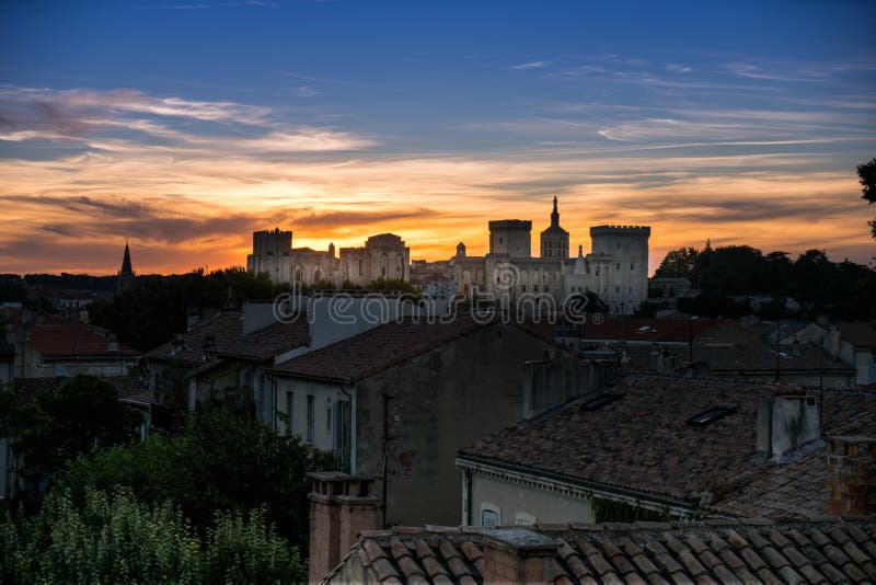 Palais de pape à Avignon, France par derrière avec le ciel de coucher du soleil image libre de droits Palais de pape à Avignon, France par derrière avec le ciel de coucher du soleil image libre de droits