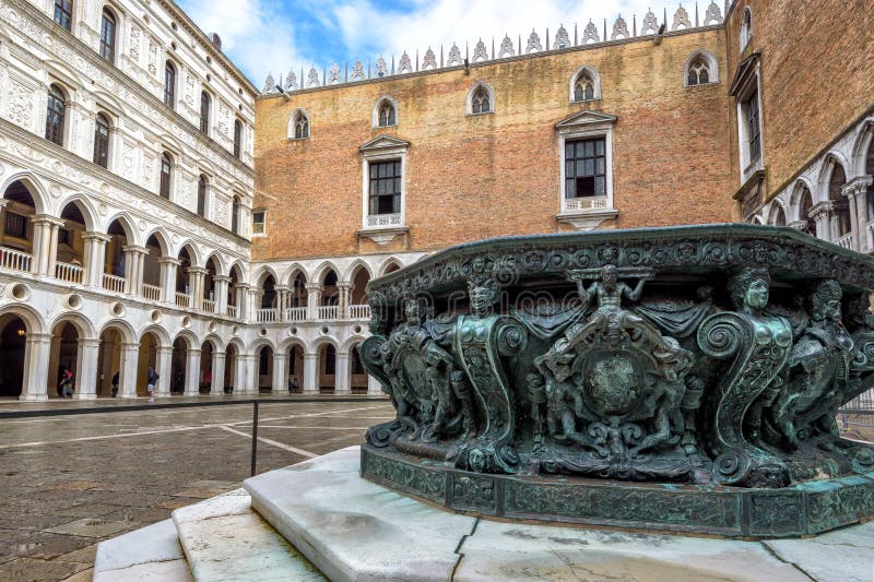 Palais des Doges ou Le palazzo Ducale, venice, Italie C'est un point de repère célèbre de Venise Vue panoramique de la cour du vi photo libre de droits