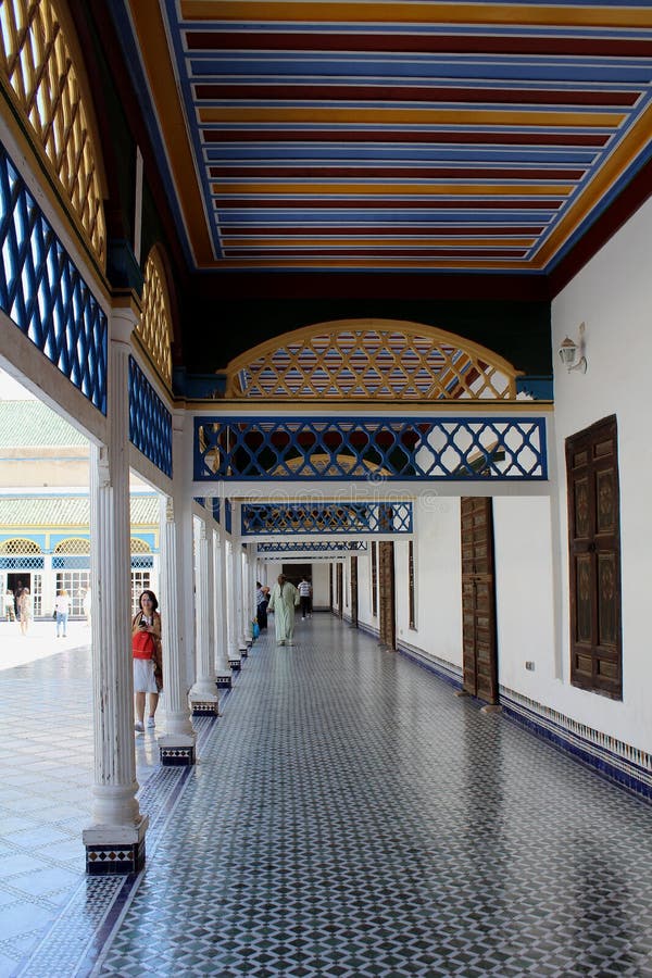 Palais du Bahia - un des couloirs avec les planchers et les plafonds ornementaux photo libre de droits Palais du Bahia - un des couloirs avec les planchers et les plafonds ornementaux photo libre de droits