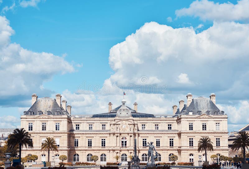 Palais du luxembourgeois avec des nuages ci-dessus images libres de droits Palais du luxembourgeois avec des nuages ci-dessus images libres de droits