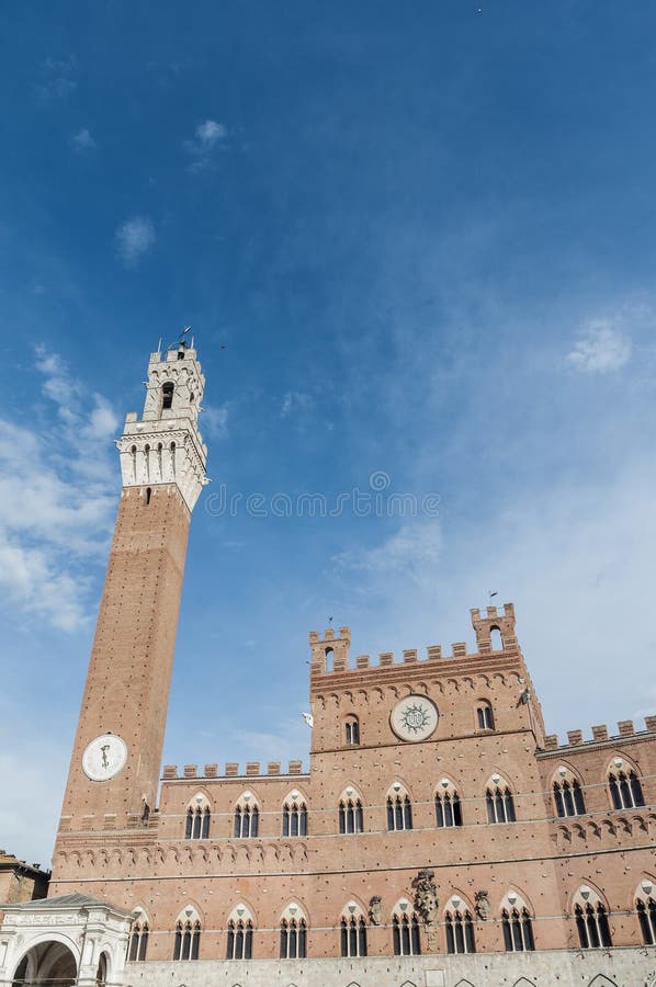Palais et tour publics de Mangia à Sienne, Italie image stock Palais et tour publics de Mangia à Sienne, Italie image stock