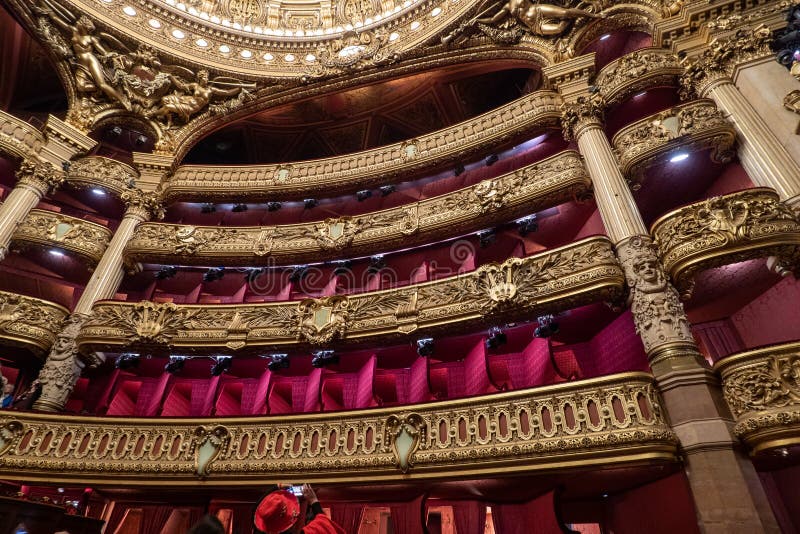 Palais Garnier - teatro de la ópera de París - detalle del balcón de la decoración interior del auditorio imágenes de archivo libres de regalías Palais Garnier - teatro de la ópera de París - detalle del balcón de la decoración interior del auditorio imágenes de archivo libres de regalías