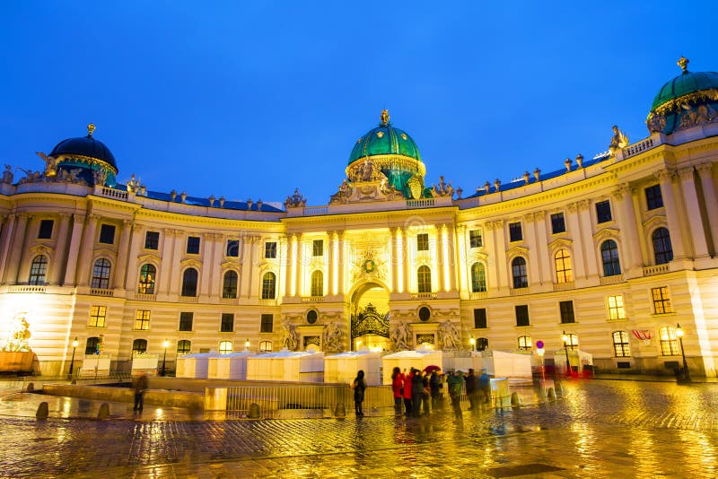 Palais lumineux de Hofburg vu de Michaelerplatz la nuit à Vienne, Autriche images libres de droits Palais lumineux de Hofburg vu de Michaelerplatz la nuit à Vienne, Autriche images libres de droits