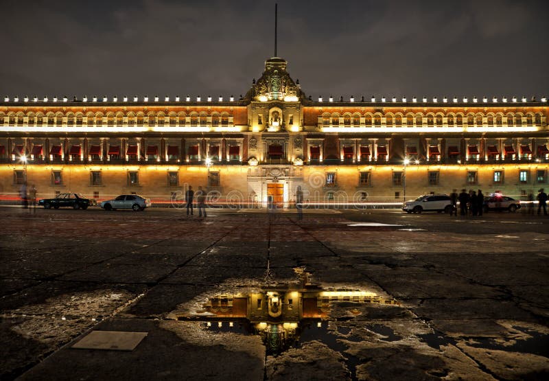 Palais national en Plaza de la Constitucion de Mexico la nuit