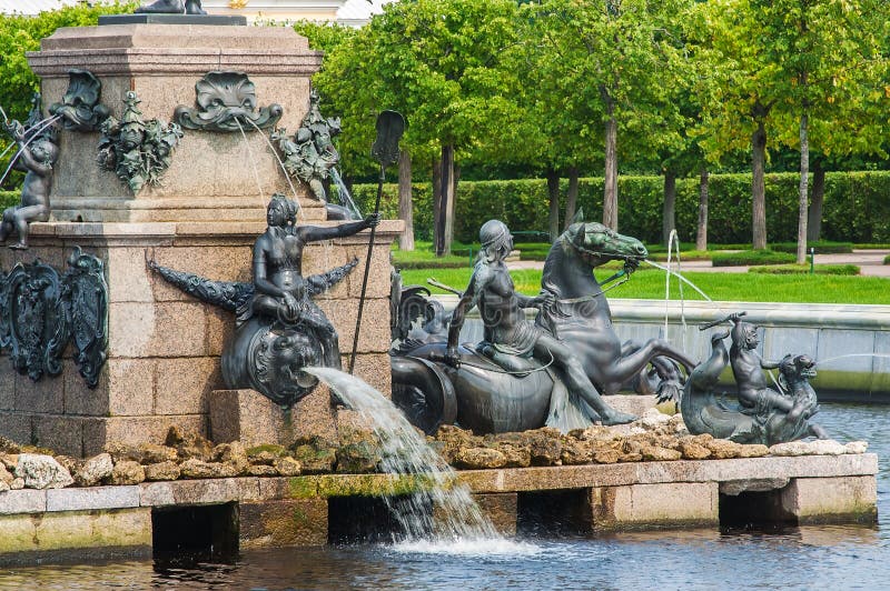 Palais St Petersburg, Russie de Peterhof Détails de fontaine de Neptune dans le jardin supérieur Le palais de Peterhof inclus dan photos libres de droits Palais St Petersburg, Russie de Peterhof Détails de fontaine de Neptune dans le jardin supérieur Le palais de Peterhof inclus dan photos libres de droits