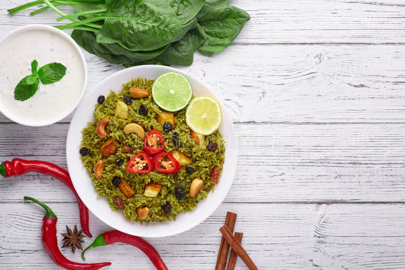 Palak Paneer Biryani et Raita sur fond blanc et décor. Palak Paneer Biryani est un plat végétarien de cuisine indienne photo libre de droits Palak Paneer Biryani et Raita sur fond blanc et décor. Palak Paneer Biryani est un plat végétarien de cuisine indienne photo libre de droits