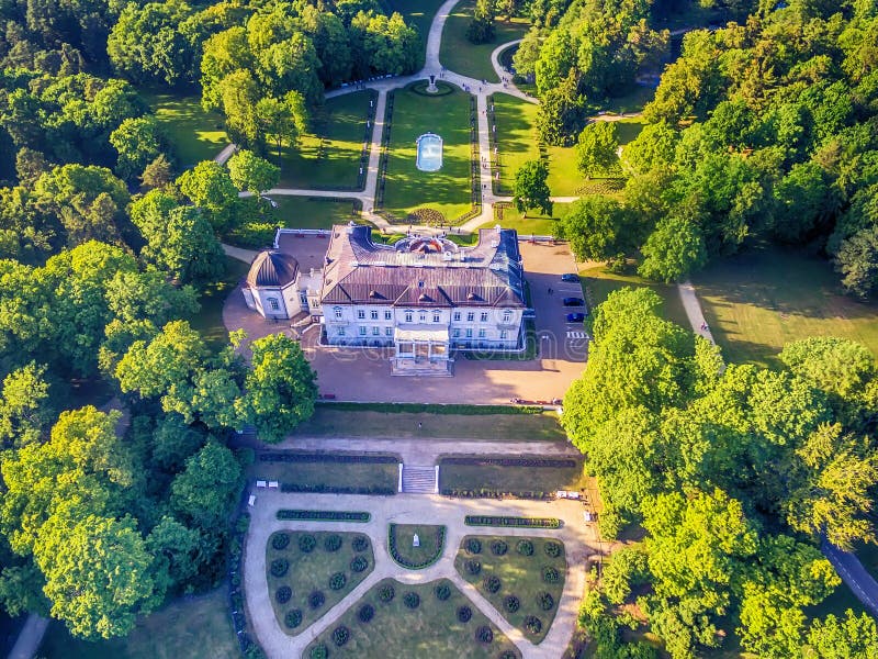 Palanga, Lituânia: opinião aérea do UAV Amber Museum no formerTiskeviciai, palácio de Tyszkevicz cercado por Palanga fotografia de stock Palanga, Lituânia: opinião aérea do UAV Amber Museum no formerTiskeviciai, palácio de Tyszkevicz cercado por Palanga fotografia de stock
