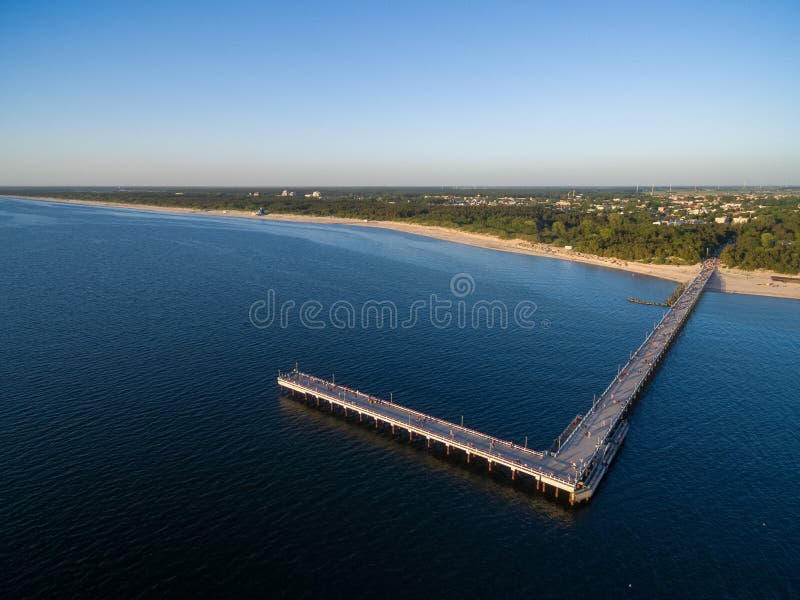 Palanga most w Lithuania ujawnienia zawodnik bez szans zmierzchu czas obraz stock Palanga most w Lithuania ujawnienia zawodnik bez szans zmierzchu czas obraz stock
