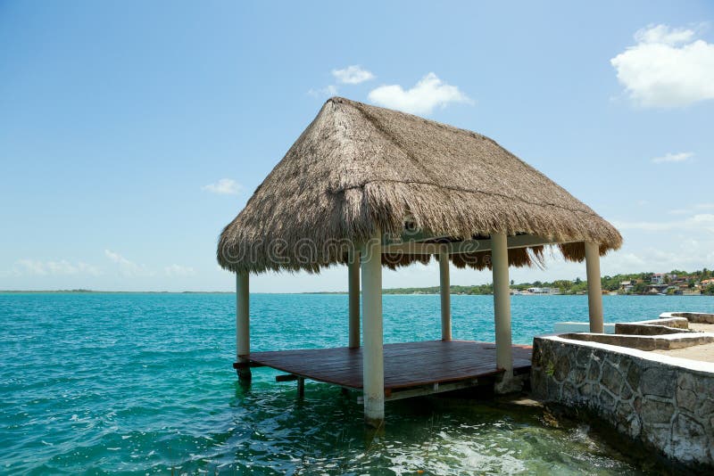 Palapa auf dem waterer im See Bacalar Mexiko lizenzfreies stockbild Palapa auf dem waterer im See Bacalar Mexiko lizenzfreies stockbild