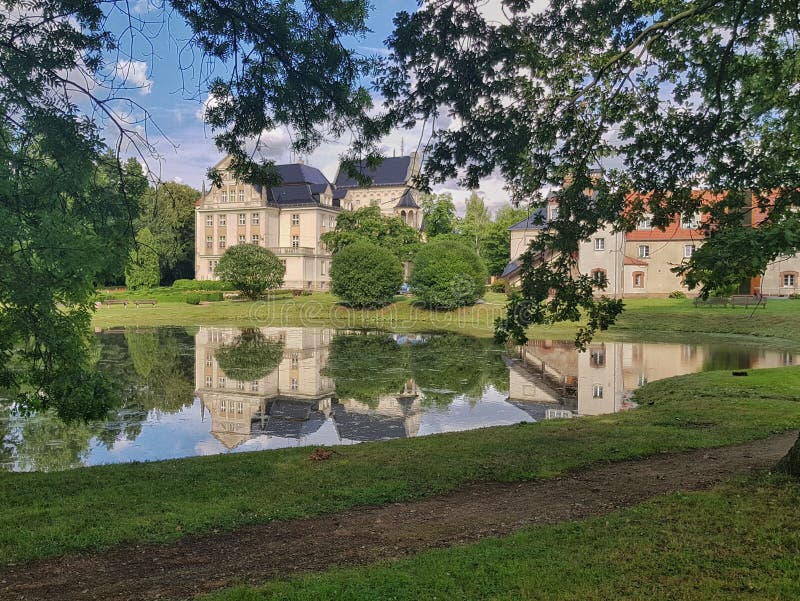 Palast durch das Wasser lizenzfreies stockfoto Palast durch das Wasser lizenzfreies stockfoto