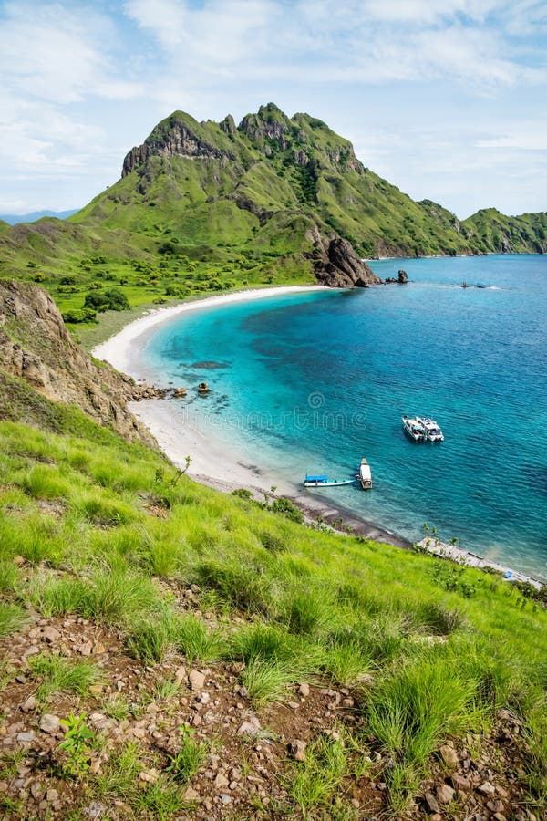 Palau Padar baaiverticaal in het Nationale Park van Komodo, Flores, Indonesië royalty-vrije stock fotografie Palau Padar baaiverticaal in het Nationale Park van Komodo, Flores, Indonesië royalty-vrije stock fotografie
