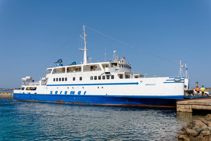 PALAU, SARDINIA/ITALY - 17 MAGGIO: Traghetto di Arbatax in bacino a PA immagine stock libera da diritti PALAU, SARDINIA/ITALY - 17 MAGGIO: Traghetto di Arbatax in bacino a PA immagine stock libera da diritti